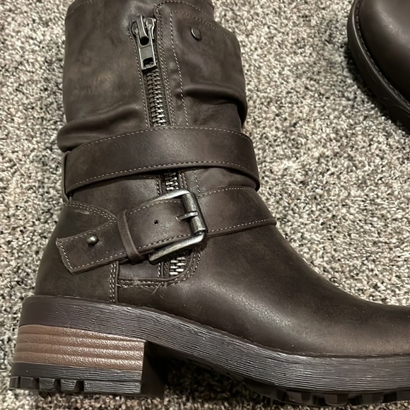 B-52 by Bullboxer brown heeled boots. - Picture 2 of 5